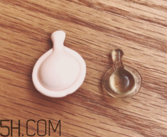 伊麗莎白雅頓眼部精華液油不油？長脂肪粒嗎？