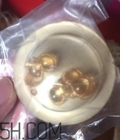 伊麗莎白雅頓眼部精華液油不油？長脂肪粒嗎？