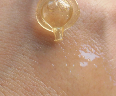 伊麗莎白雅頓眼部精華液油不油？長脂肪粒嗎？