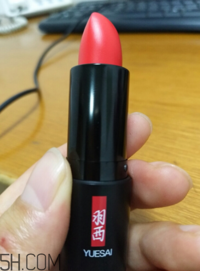 羽西蟲草口紅滋潤嗎？哪個(gè)色號(hào)適合秋冬？