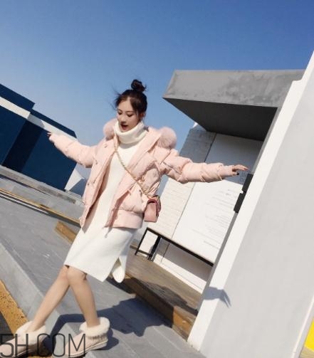 粉色羽絨服配什么鞋子？粉色羽絨服搭配鞋子圖片