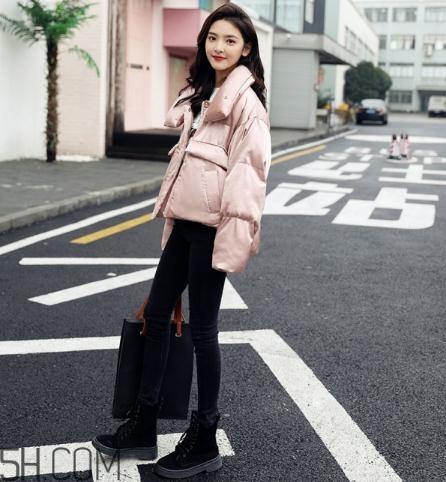 粉色羽絨服配什么鞋子？粉色羽絨服搭配鞋子圖片