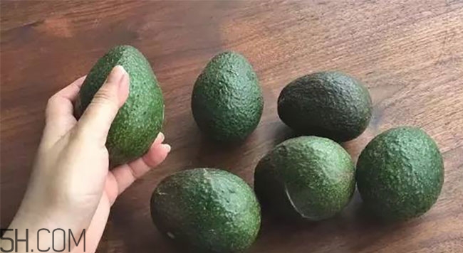 牛油果和牛奶可以一起吃嗎？牛油果和牛奶可以榨汁嗎？