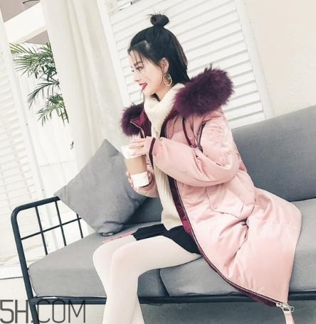 粉色羽絨服里面怎么搭配？粉色羽絨服內搭什么？