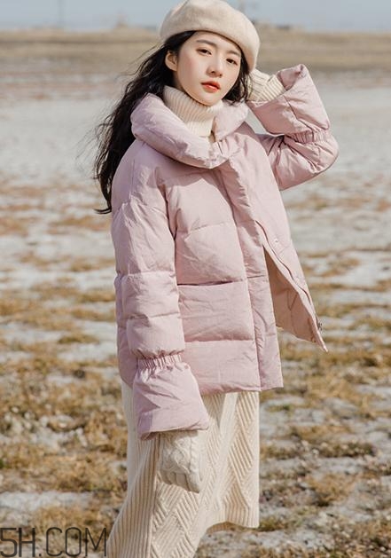 粉色羽絨服里面怎么搭配？粉色羽絨服內搭什么？