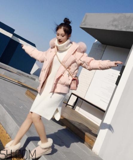 粉色羽絨服里面怎么搭配？粉色羽絨服內搭什么？