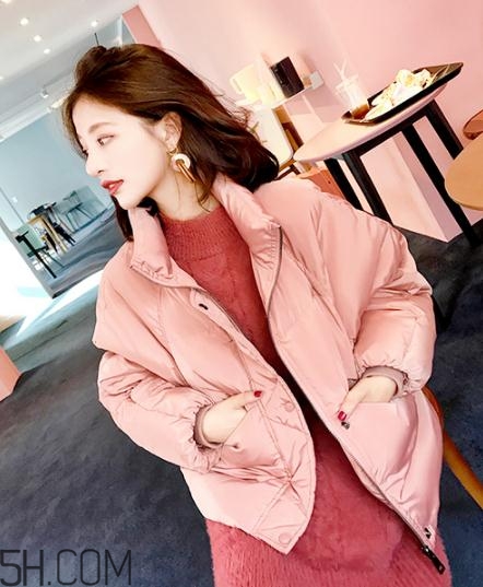 粉色羽絨服里面怎么搭配？粉色羽絨服內搭什么？