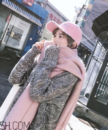 粉色圍巾怎么搭配衣服？粉色圍巾配什么顏色衣服？