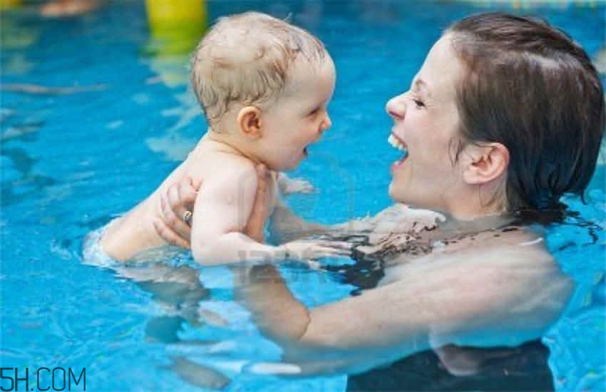 嬰幼兒睡覺翻白眼是怎么回事？寶寶學游泳有哪些講究？