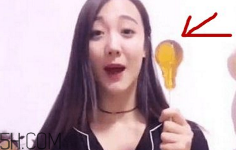 燈泡糖放進嘴巴為什么拿不出來？燈泡棒棒糖怎么拿出來？
