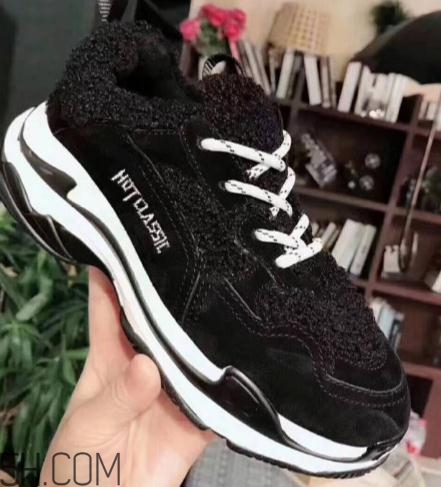 翻毛運動鞋怎么清洗？翻毛運動鞋能用水洗嗎？