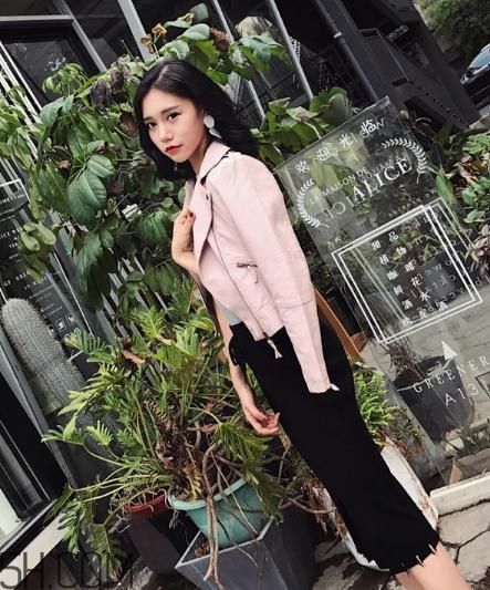 粉色皮衣怎么搭配好看？甜美機(jī)車少女風(fēng)