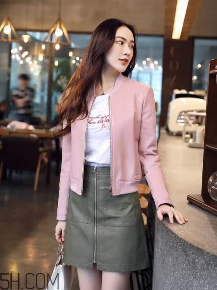 粉色皮衣怎么搭配好看？甜美機(jī)車少女風(fēng)