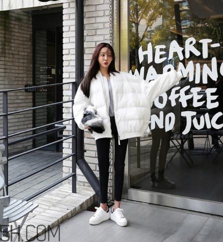 白色面包服怎么搭配？可愛與時尚并存的冬日穿搭