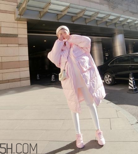 粉色面包服配什么褲子？少女心爆棚的經(jīng)典搭配