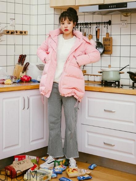 粉色面包服配什么褲子？少女心爆棚的經(jīng)典搭配
