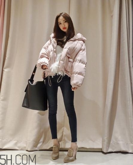粉色面包服配什么褲子？少女心爆棚的經(jīng)典搭配