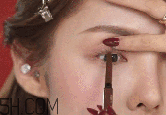 V型眼線怎么畫？V型眼線畫好美到冒泡