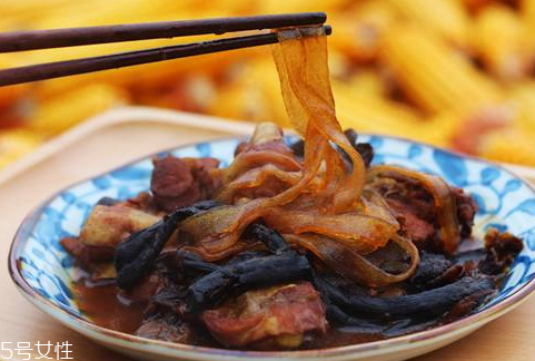 野生榛蘑怎么吃 燉肘子好吃又營養