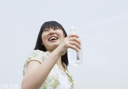 久坐不動上班族如何減肥？越努力工作的人越容易發胖