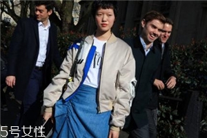 飛行員夾克里面穿什么？溫暖時尚兩不誤