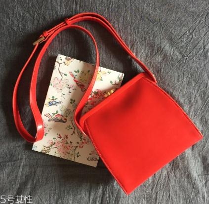 露露guinness什么檔次？這款紅唇包再不買就out了
