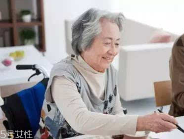 加齡臭怎么去除？老人氣治療應內外兼修