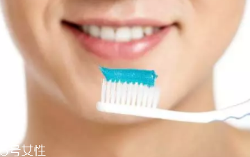 牙結石能自動脫落嗎？除了洗牙別無他法