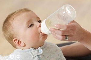 如何逐漸減少母乳的次數？轉移注意力很管用