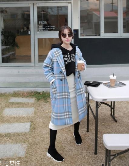藍色大衣搭配什么鞋子？優雅氣質盡顯