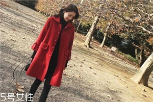 大紅色大衣配什么顏色毛衣？新年就要中國紅