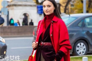 大紅色大衣里面要配什么好看？不同內搭不同風格