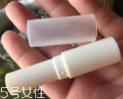 潤唇膏要怎么清潔？用前刮掉一層