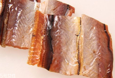 鰻魚干發霉了還能吃嗎 建議扔掉