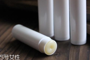 潤唇膏能用多長時(shí)間？打開后只能用3個(gè)季度