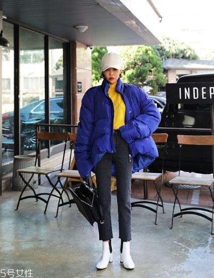藍(lán)色羽絨服怎么搭配？打破冬日的沉悶感