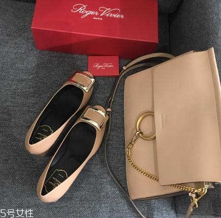 roger vivier鞋子磨腳嗎？時尚界人手一雙的方扣鞋