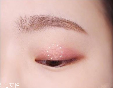 適合畫(huà)桃花妝的眼影有哪些？單眼皮桃花妝畫(huà)法步驟