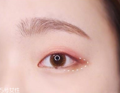 適合畫(huà)桃花妝的眼影有哪些？單眼皮桃花妝畫(huà)法步驟