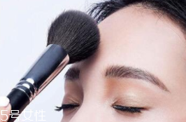 蜜粉可以用在唇部嗎？蜜粉可打造霧面雙唇