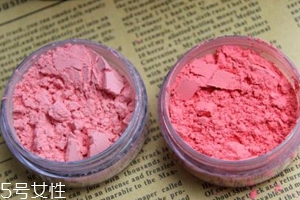 胭脂粉和腮紅膏哪個更好上色？胭脂粉適合油皮