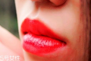 唇膏怎么涂出豐唇？唇中點(diǎn)珠光