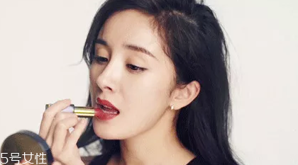 中年女性如何挑選口紅色號？帶藍色調唇色最美