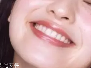 中年女性如何挑選口紅色號？帶藍色調唇色最美