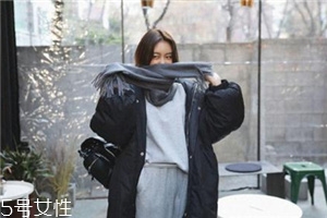 灰色圍巾配什么顏色的衣服好看？來跟著街拍達人學學