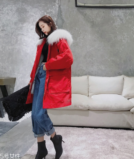 紅色羽絨服搭配什么褲子？四種混搭讓你潮范兒十足