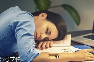 熬夜長膘什么原因？疲勞使人食欲大開