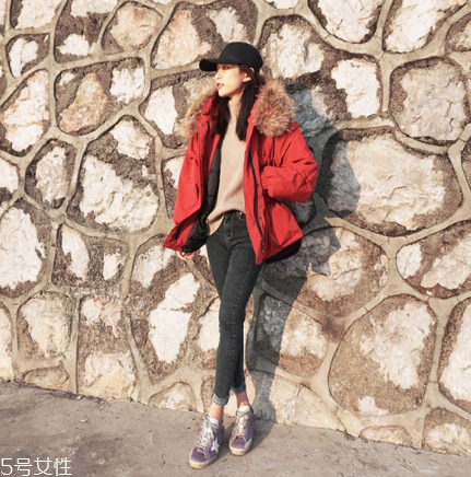 紅色羽絨服搭配什么顏色毛衣？色彩搭配不止黑白灰