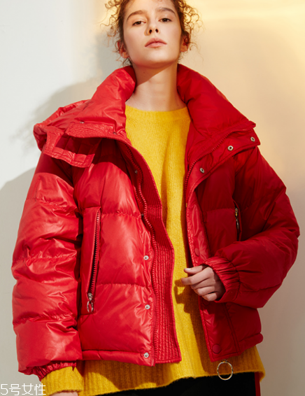 紅色羽絨服搭配什么顏色毛衣？色彩搭配不止黑白灰