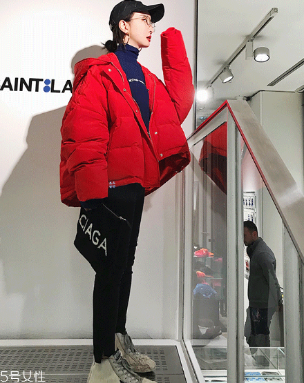 紅色羽絨服搭配什么顏色毛衣？色彩搭配不止黑白灰